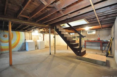 913 Plymouth St, Windsor CT 06095-3713 exterior