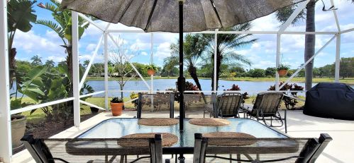 9256 Cove Point Cir, Boynton Beach FL 33472-2766 exterior