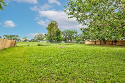 1925 Redwing Cir, Fort Pierce FL 34952-8834 exterior