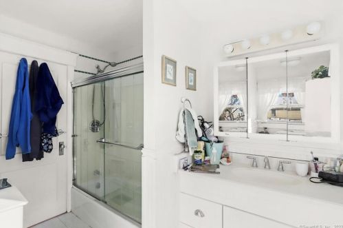 31 Ohio Ave, Norwalk CT 06851-2724 exterior