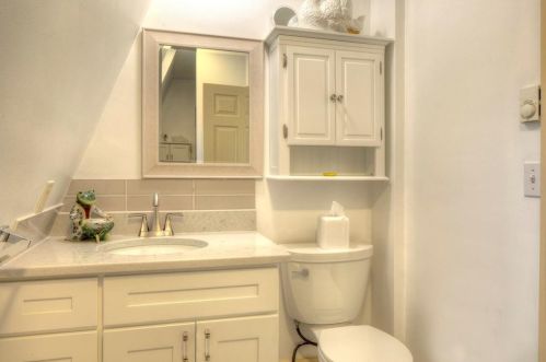 162 Rhode Is Ave, Middletown RI 02840-2761 exterior