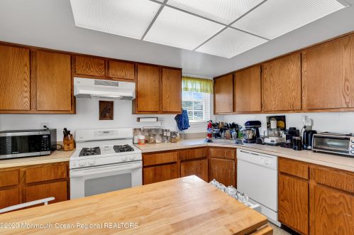 289 Bishop Ct, Old Bridge, NJ 08857-3259