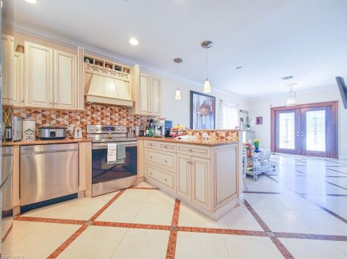 834 105 Ave, Naples FL 34108-1844 exterior