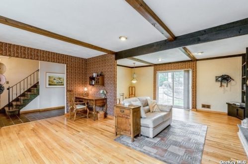 81 Gannet Dr, Commack NY 11725-4904 exterior