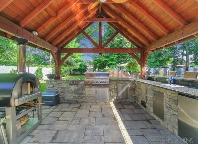 8 White Spruce Cir, Commack NY 11725-4323 exterior