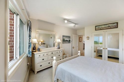 4 Capella, Middletown RI 02840-1587 exterior