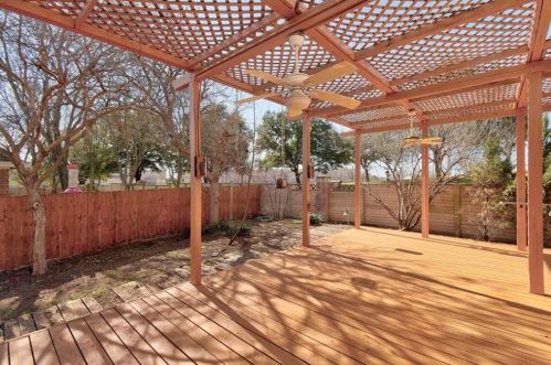 1729 Dapplegrey Ln, Austin TX 78727-4545 exterior