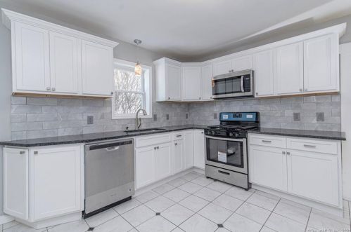 23 Holl St, Manchester CT 06040-5325 exterior