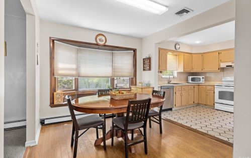 2 Furth Rd, Valley Stream NY 11581-2531 exterior