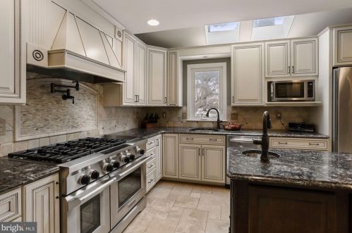 19840 Meredith Dr, Rockville MD 20855-2426 exterior