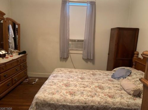 72 Pine St, Bridgewater NJ 08807-2719 exterior