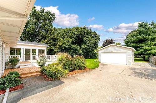 2112 Emens Dr, Meskegon MI 49444-4445 exterior