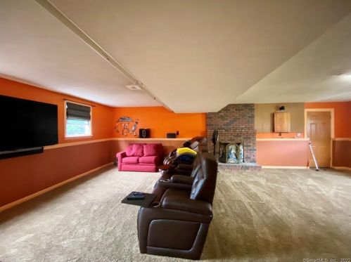 3 Oliver Rd, Enfield CT 06082-5512 exterior