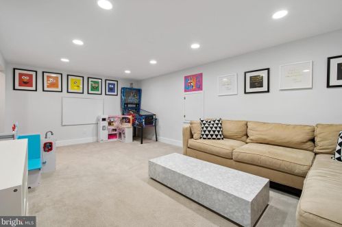 9301 Bentridge Ave, Rockville MD 20854-2860 exterior