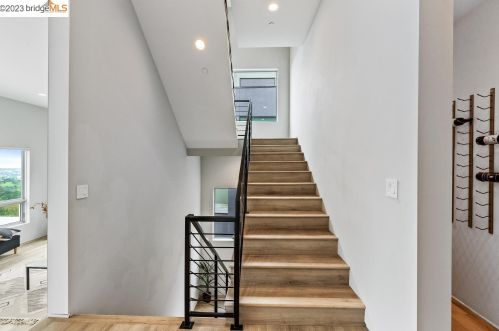 1550 Grand View Dr, Berkeley CA 94705-1637 exterior