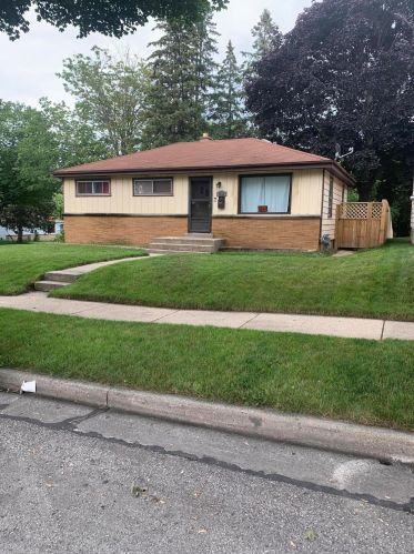 5774 72nd St, Milwaukee, WI 53218-2227