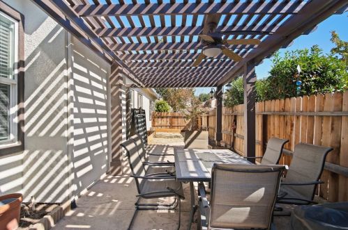 1072 La Paloma St, Turlock CA  95382-0485 exterior