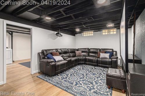 823 Randall Dr, Troy MI  48085-4849 exterior