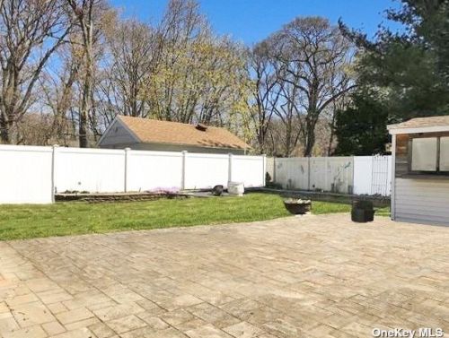 25 Henry St, Valley Stream NY 11580-1015 exterior