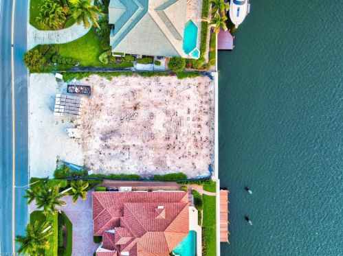 3841 Crayton Rd, Naples FL 34103-3528 exterior