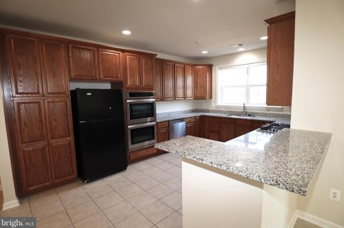 19398 Diamond Lake Dr, Leesburg, VA 20176-6560