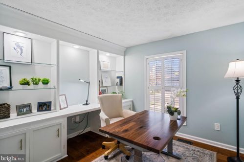 12524 Misty Water Dr, Herndon VA 20170-5702 exterior