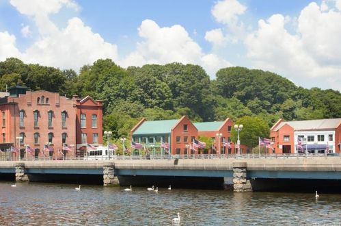 210 Lansdowne, Westport CT  06880-5648 exterior