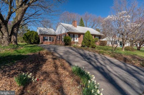 901 Imperial Dr, Lancaster, PA 17601-2015