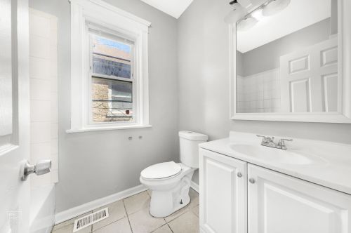 6559 Eberhart Ave, Chicago IL 60637-3205 exterior