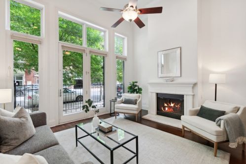 2820 Sheffield Ave, Chicago, IL 60657-5398