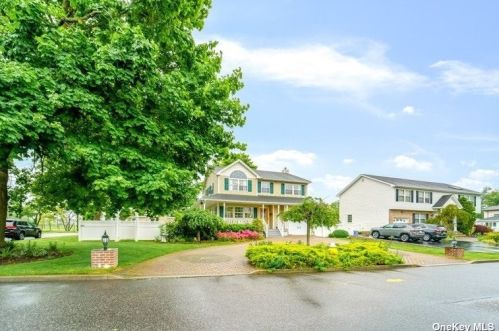 98 Muncie Rd, Babylon, NY 11704-8221