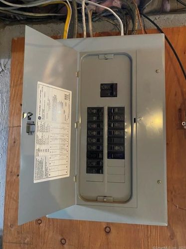 43 Raffia Rd, Enfield CT 06082-5159 exterior