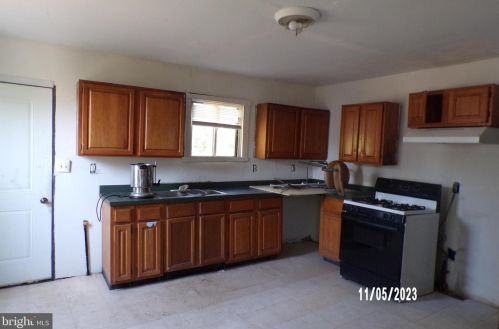 323 Mount Vernon St, Camden, NJ 08103-1927