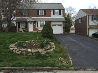 413 Rock Glen Dr, Penn Wynne PA  19096-2618 exterior