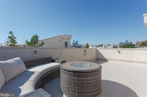 1026 Leithgow St, Philadelphia PA 19123-1421 exterior