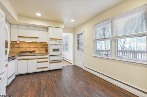 37 Conforti Ave, Town Center NJ  07052-2824 exterior