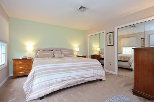 14 Carriage House, Enfield CT 06082-6025 exterior