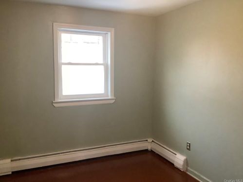 915 211th St, Bronx NY  10469-1107 exterior