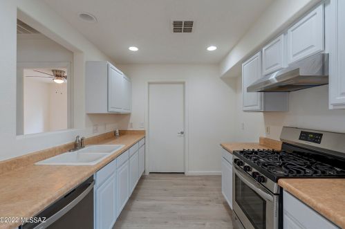 6419 Sunrise Vly Dr, Tucson AZ 85706-4979 exterior