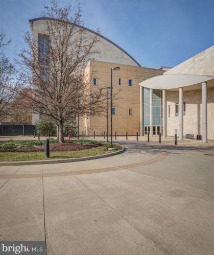 10401 Grosvenor Pl, Rockville MD  20852-4646 exterior