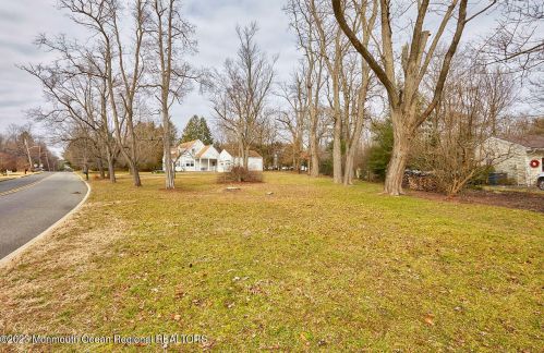 165 Pond Rd, East Freehold NJ 07728-1320 exterior