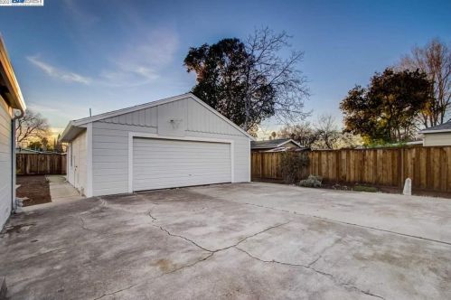 1875 Granada Dr, Concord CA 94519-1330 exterior