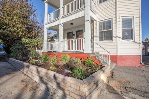 62 11th St, Providence, RI 02906-2912