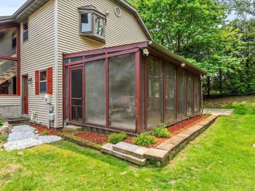 1410 Whitewater Dr, Manitowoc WI 54220-9437 exterior