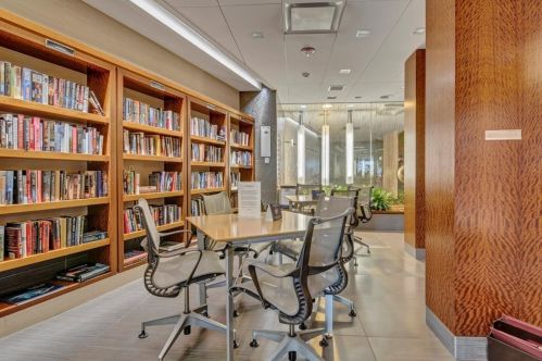 400 Randolph St, Chicago IL  60601-7313 exterior