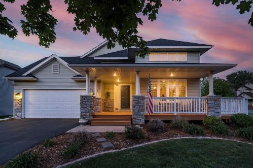 752 7th St, Chaska, MN 55318-2271