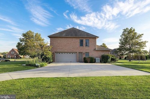 381 Thornhill Dr, Hanover PA  17331-7976 exterior