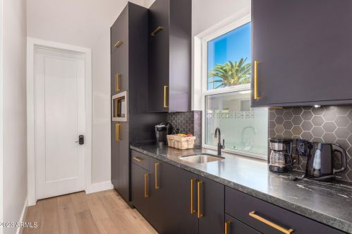 3118 42nd St, Phoenix AZ  85018-6418 exterior