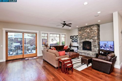 576 Creekside Rd, Concord CA 94523-2124 exterior