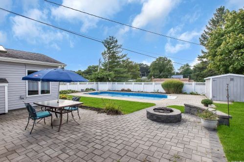 6 Gaymor Ln, Commack NY 11725-1305 exterior